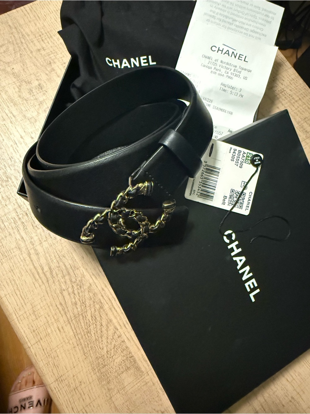 CHANEL Black and Gold Chain-Link Belt - Picture 2 of 11